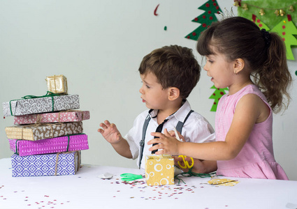 圣诞快乐, 假期愉快快乐的孩子们打开礼物。爱家庭与礼物在房间里