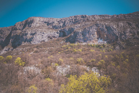 令人惊叹的位于黑山著名的地标 Ostrog 东正教修道院