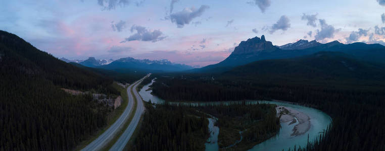 美丽的空中全景景观的跨加拿大高速公路在加拿大落基山脉在一个充满活力的阳光明媚的一天。拍摄于加拿大艾伯塔省班夫