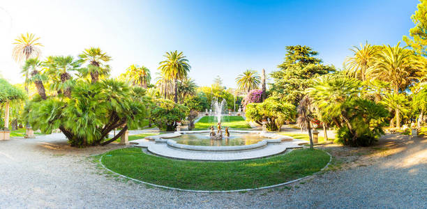 诺贝尔花园，喷泉在前景中，意大利圣雷莫