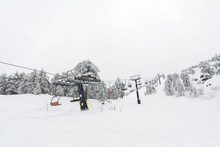 滑雪升降机和缆车上山带滑雪滑雪斜坡