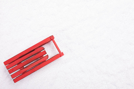 木制红色雪橇在雪中