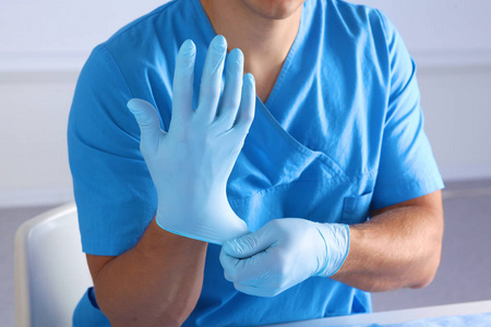外科医生准备手术，他戴着手套 健康和培训的概念