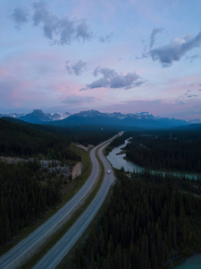 在一个充满活力的晴天, 加拿大落基山脉的跨加拿大公路的美丽的空中景观景色。拍摄于加拿大艾伯塔省班夫