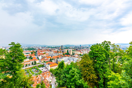 卢布尔雅那城市景观鸟瞰图。从城堡公园看斯洛文尼亚首都城市