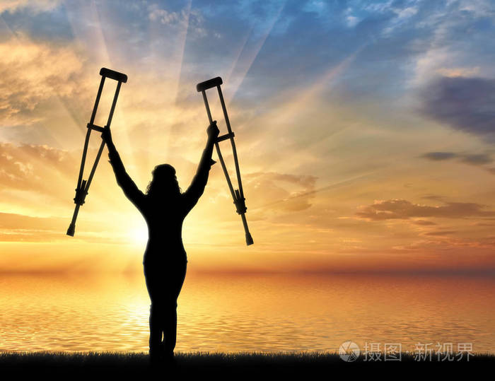 上海滩和抱着他的拐杖日落快乐残疾人