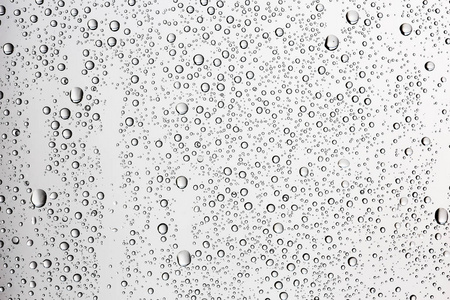 白色湿背景, 窗玻璃上的雨滴, 秋季天气的概念