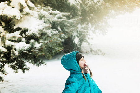 可爱的小女孩在雪地里玩户外游戏