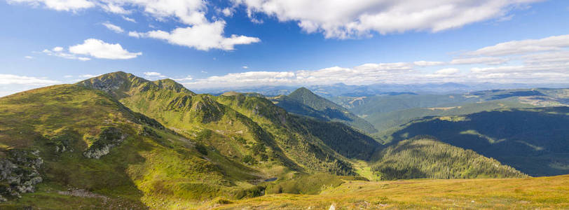 在阳光明媚的夏日的喀尔巴阡山脉全景