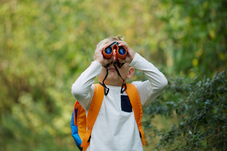 探索小男孩图片