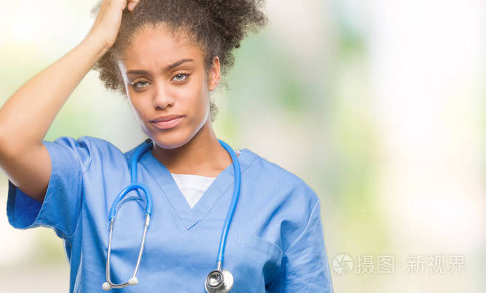 年轻的美国黑人医生妇女在孤立的背景混淆和怀疑的问题疑惑不定用手在