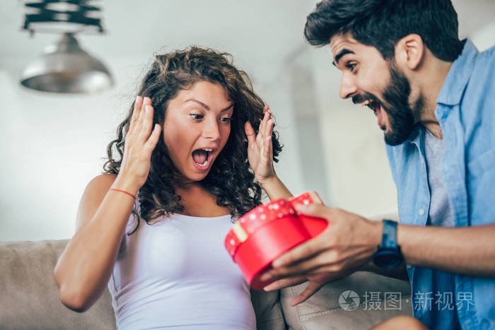 男人给女人在家里意外惊喜的礼物