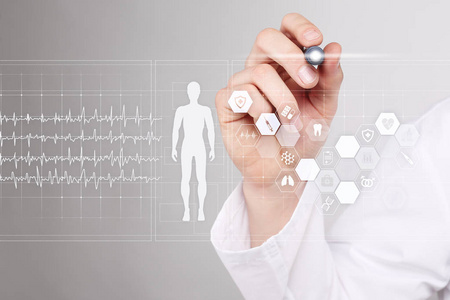 医生使用现代计算机与医学记录图在虚拟屏幕上的概念。健康监测应用