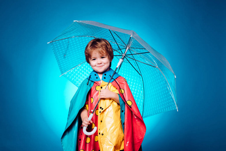 带彩色雨伞的孩子在蓝天上。秋季复制 spaceautumn 趋势和秋季时尚。准备文本。秋季礼服。秋季时装销售时间。快乐的孩子们玩