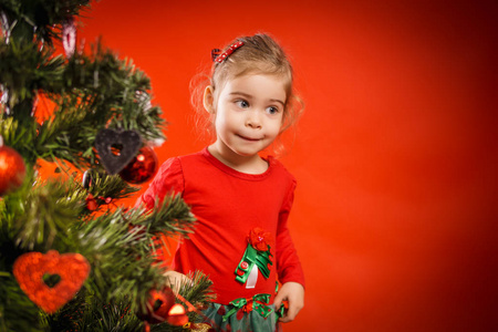 小女孩装饰圣诞树
