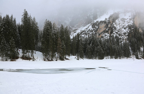 pragser wildsee 在意大利北部的意大利语中称为 Braies, 冬季