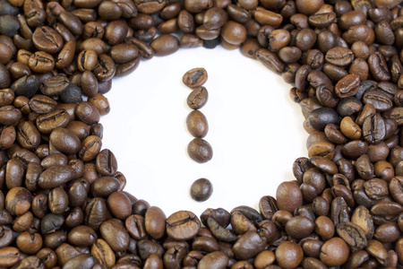 烘干的谷粒的黑咖啡图片