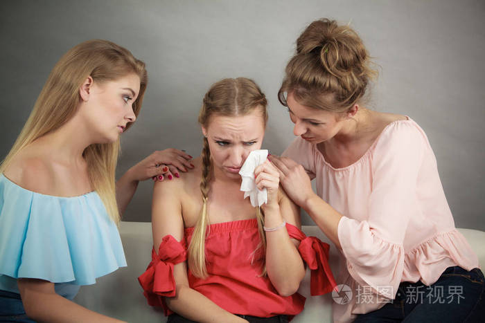 女性妇女安慰她的女性朋友,她吃冷烟吹流鼻涕的时候鼻子进纸巾