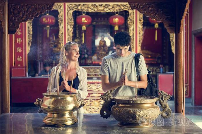 夫妇在佛教寺庙祈祷