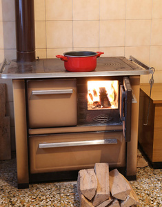 老木火炉与火在小屋的厨房在山里