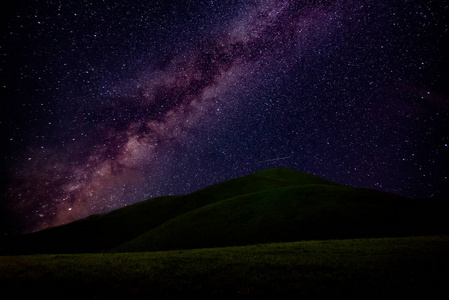 山水银河过山。夜空