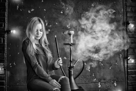 女孩和水烟图片