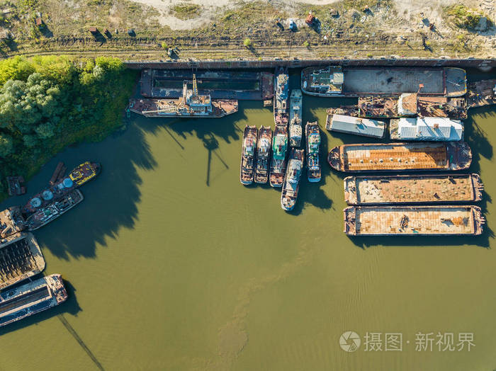 空中无人机的视线, 旧船和驳船在码头上的河上