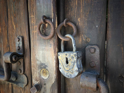 旧的复古木门与老式铁柜。旧铁锁木门