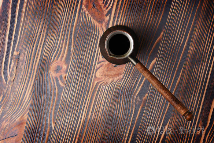 土耳其铜咖啡壶在木质背景上的全景