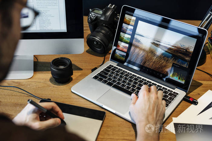 摄影师笔记本电脑上工作