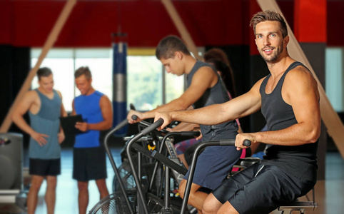人们对自行车运动在健身房训练