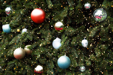 复古圣诞树用金球装饰和装饰, 闪耀光芒。圣诞节和新年假期的背景。复古调