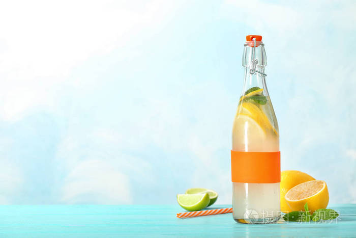 桌上有天然柠檬水的瓶子, 颜色背景
