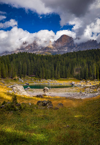 karersee lago di carezza，是在南蒂罗尔，意大利多洛米蒂湖