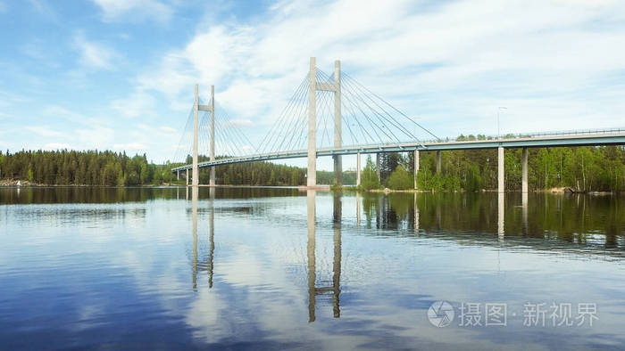 Kaerkinen 大桥在 Paeijaenne 湖美丽晴朗的一天
