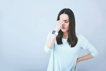 冷清背景非常疲累的女人早已累孤立白色背景照片