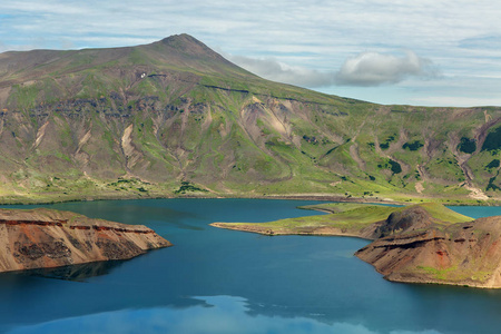 在火山喷口处 Ksudach 湖。南堪察加自然公园