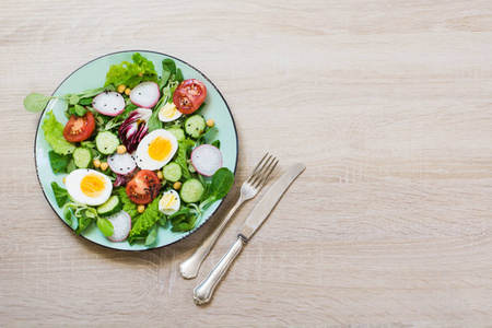 新鲜的沙拉, 蔬菜和鸡蛋, 以适当的营养.夏天的食物.