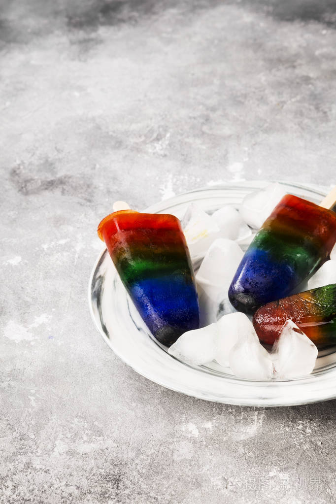 彩虹冰淇淋冰棒在灰色的背景.复制空间.食品背景
