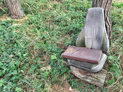 森林里的旧汽车座椅图片