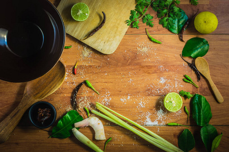 顶视图成分 Tomyam 木制的桌子上