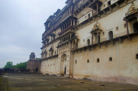 Datia 宫殿的外部景观。又名辛格宫或辛格开发宫。Datia。中央邦。印度