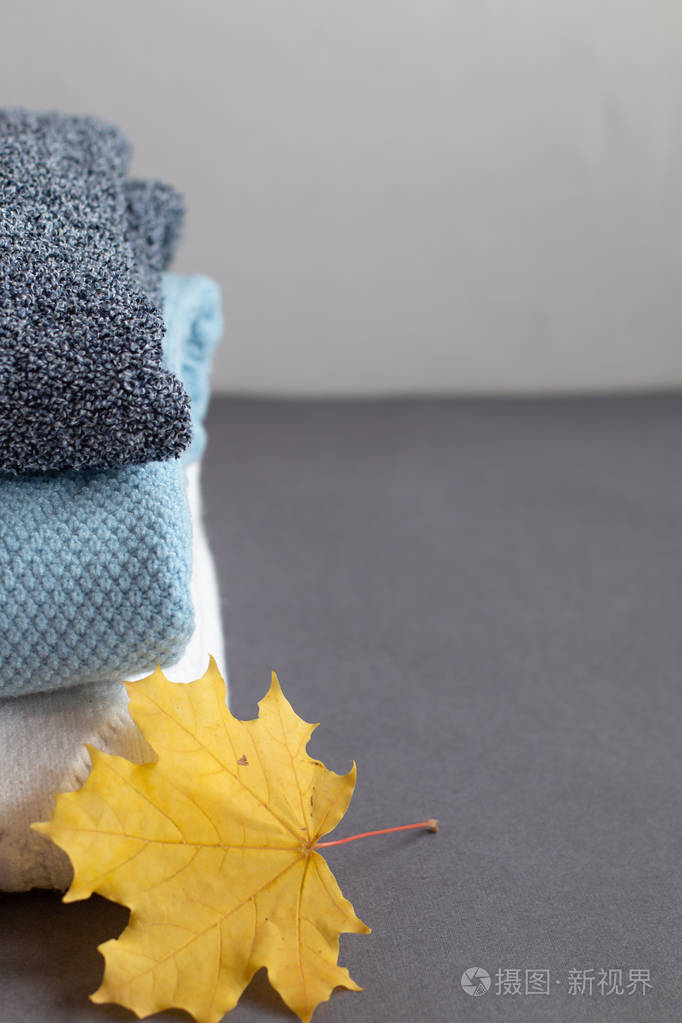 一堆暖和的冬季毛衣