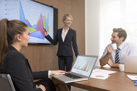 商人在会议室开会照片