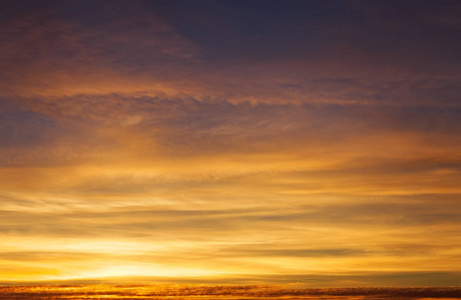 火热橙色多彩的夕阳的天空。美丽的天空