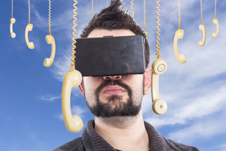 男子佩戴虚拟现实护目镜与挂电话, 未来技术的天空