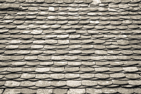 老建筑细节的石板屋顶瓦片