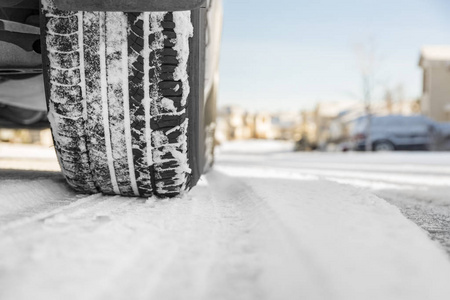 汽车轮胎在雪地上