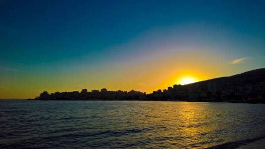 在阿尔巴尼亚萨兰达城市和爱奥尼亚湾的日落全景