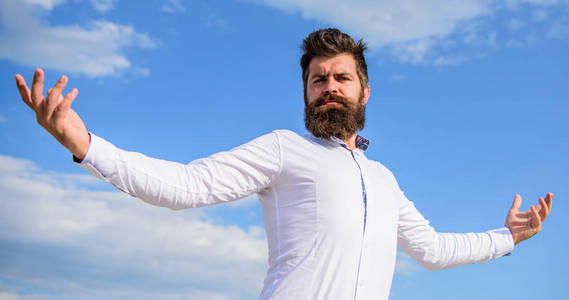 自我骄傲的感觉.优势和力量.时髦的胡子和胡子看起来漂亮的白色衬照片